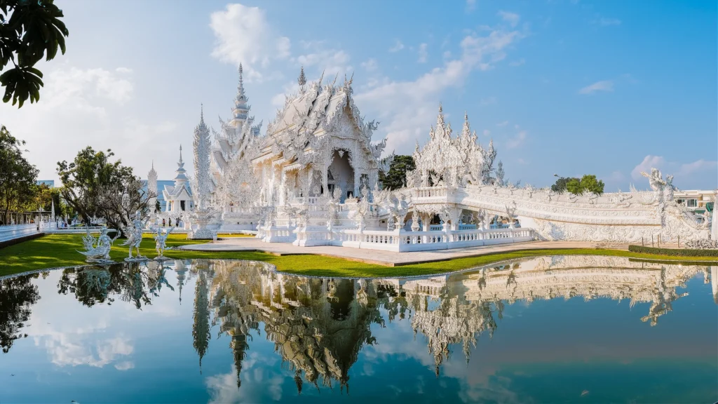Chiang Rai travel guide Things to do in Chiang Rai Chiang Rai attractions Best places to visit in Chiang Rai Chiang Rai itinerary Top temples in Chiang Rai Chiang Rai night market Chiang Rai vs Chiang Mai Where to stay in Chiang Rai Chiang Rai tourism 2025